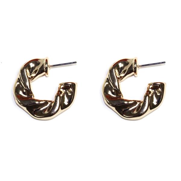 METAL TWIST C HOOP EARRING