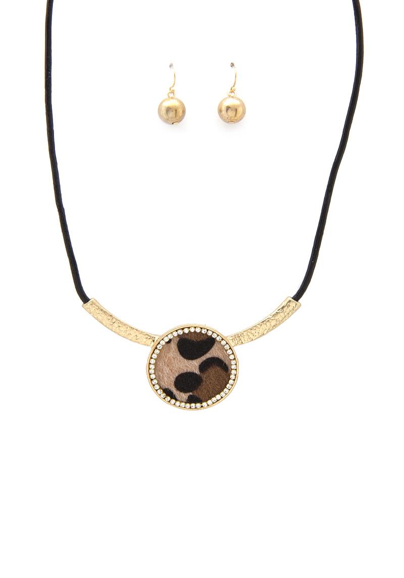 LEOPARD PATTERN DISC PENDANT NECKLACE