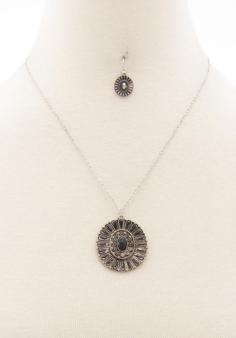 WESTERN STYLE ROUND PENDANT NECKLACE