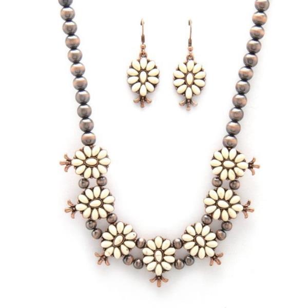 FLOWER PATTERN BEADED NECKLACE