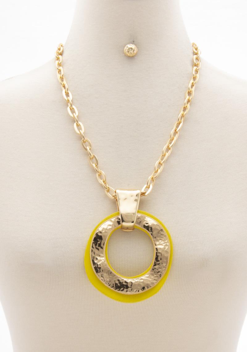 DOUBLE CUT OUT DISC PENDANT OVAL LINK NECKLACE