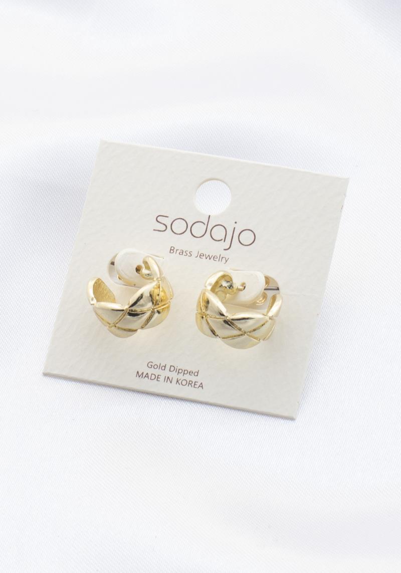SODAJO QUILTED PATTERN METAL EARRING