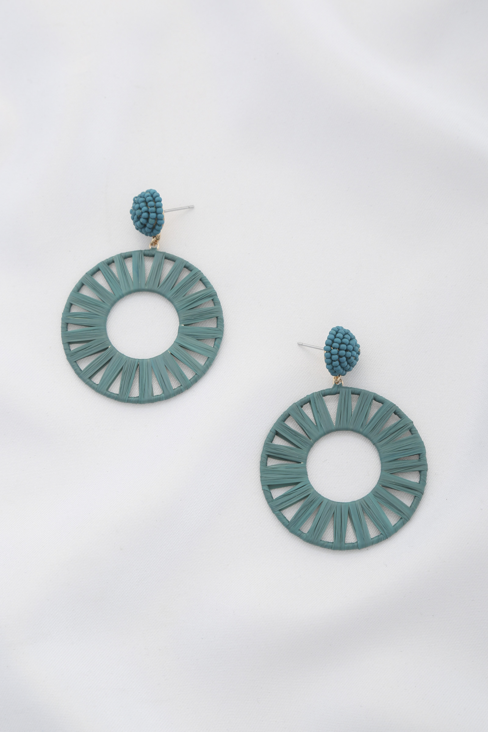 RAFFIA ROUND BEAD DANGLE EARRING