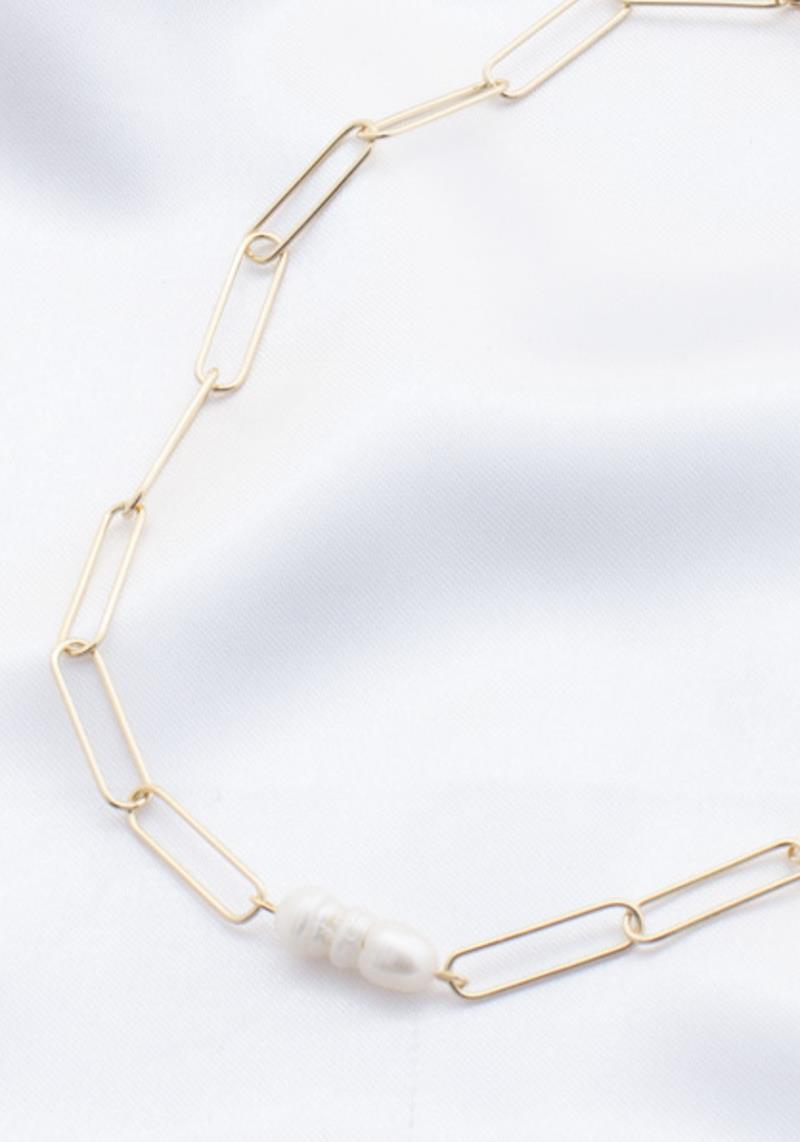 TRIPLE PEARL OVAL LINK LAYERED NECKLACE