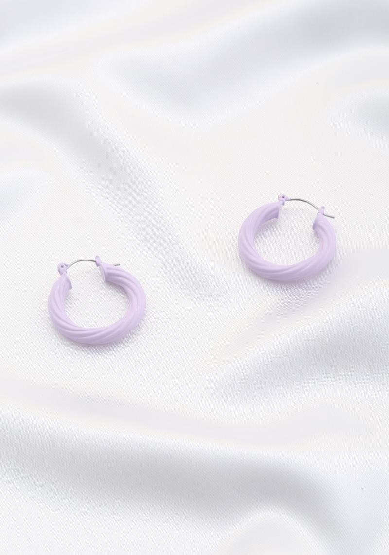 COLOR METAL TWIST HOOP EARRING