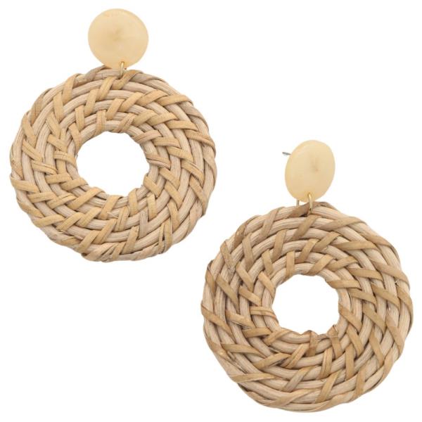 NATURAL FIBER ROUND DANGLE EARRING