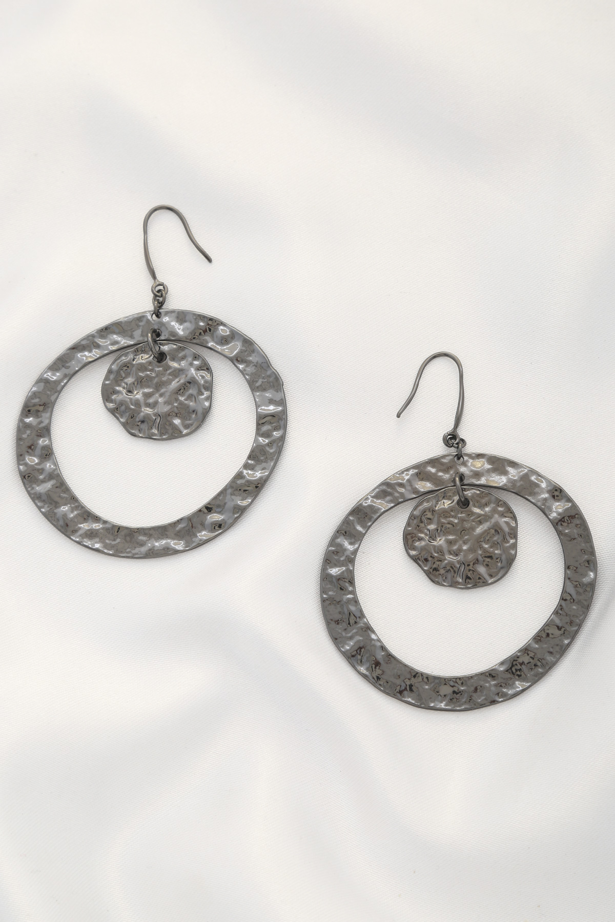 HAMMERED METAL ROUND DANGLE EARRING