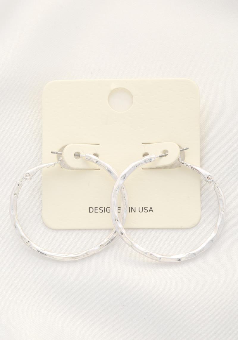 HAMMERED METAL HOOP EARRING