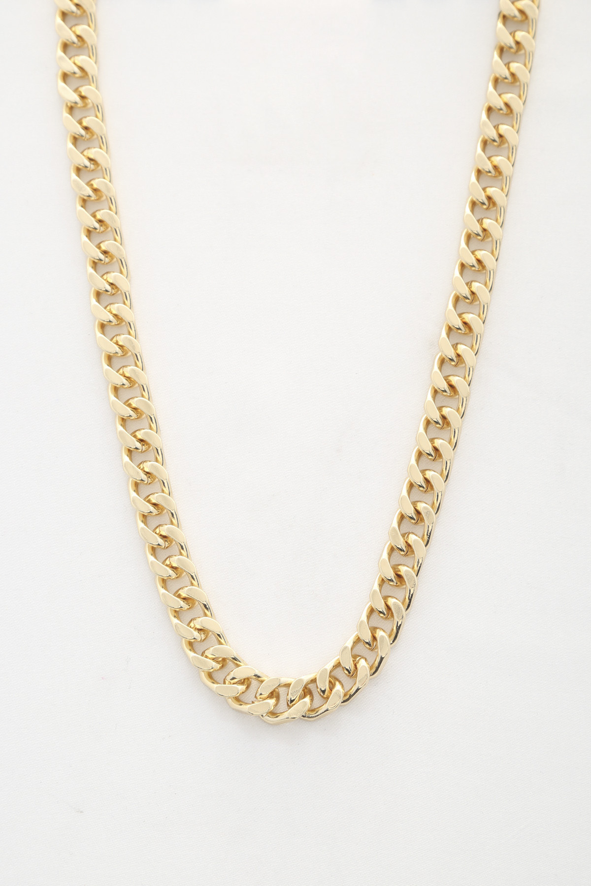 CURB LINK NECKLACE