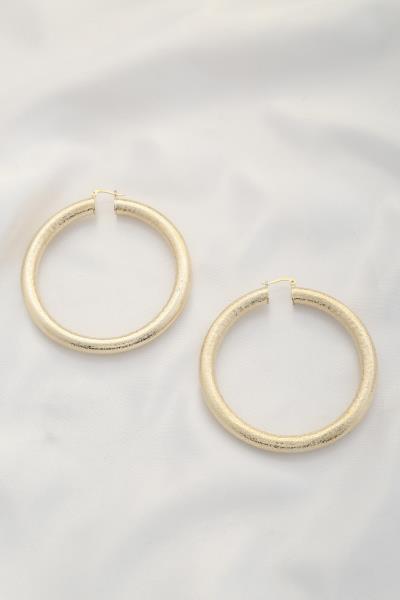 TEXTURE PIPE HOOP EARRING