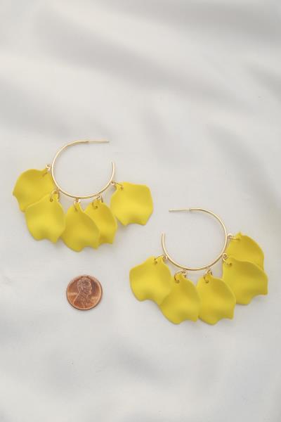 SMOOTH TEXTURE PETALS HOOP EARRING