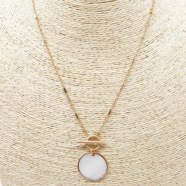 ROUND SHELL PENDANT TOGGLE CLASP NECKLACE