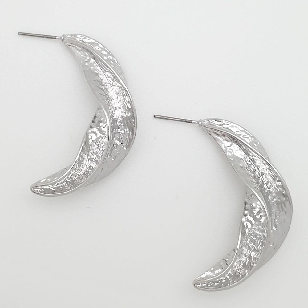 TEXTURED TWISTED STAR FRUIT SHAPED POST EARRING