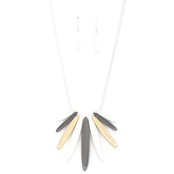 METAL LONG OVAL PENDANT NECKLACE