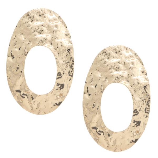 HAMMERED OVAL METAL EARRING