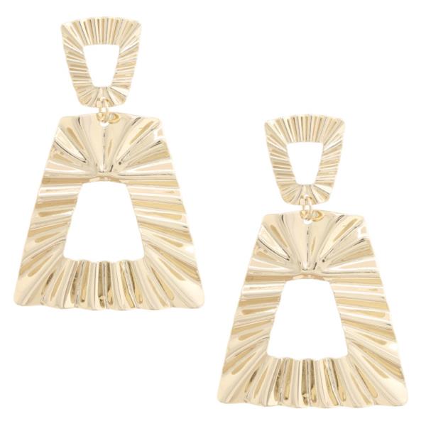 RUFFLE METAL TRIANGLE EARRING