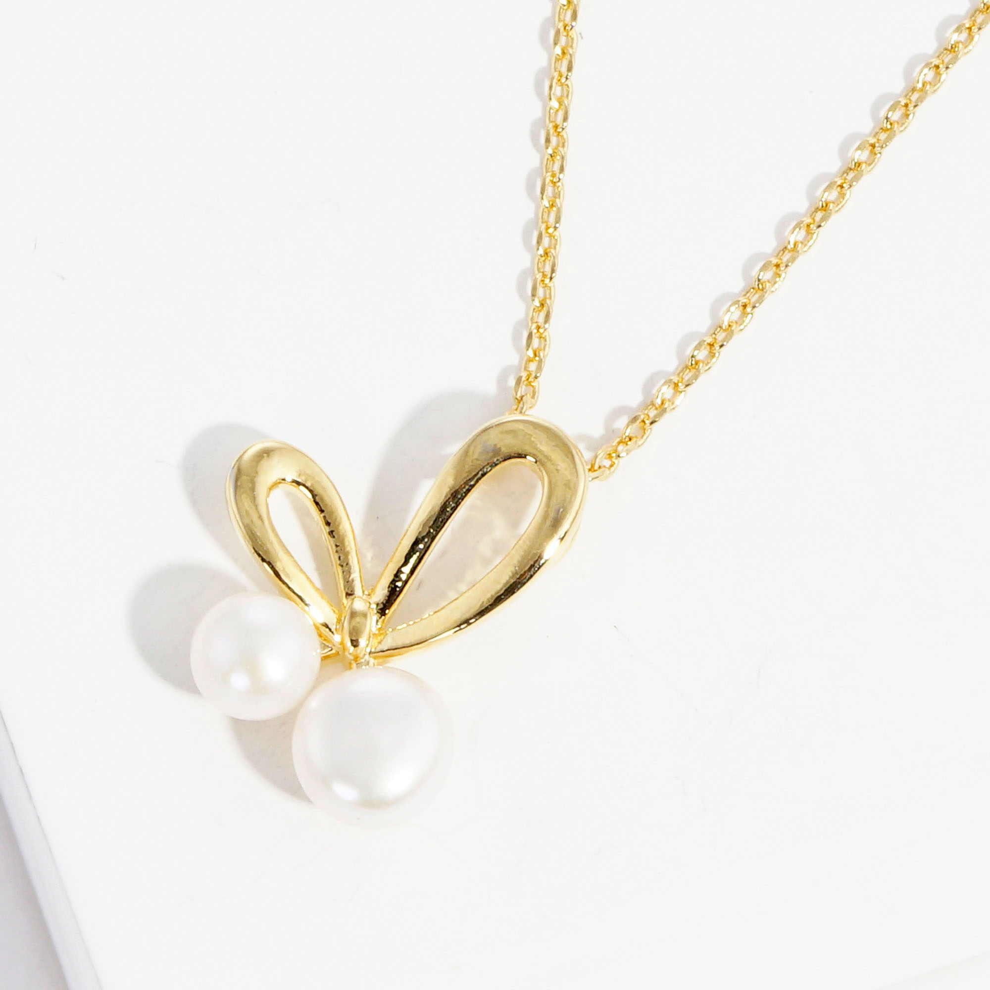 GOLD DIPPED RIBBON PEARL PENDANT NECKLACE