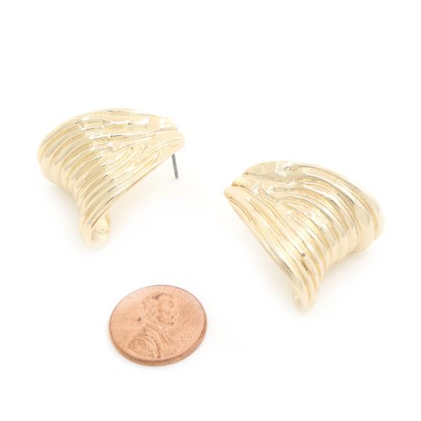 CURVED STRIATED TEXTURE POST EARRING