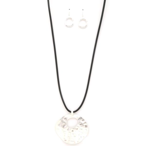 HAMMERED METAL ROUND PENDANT NECKLACE