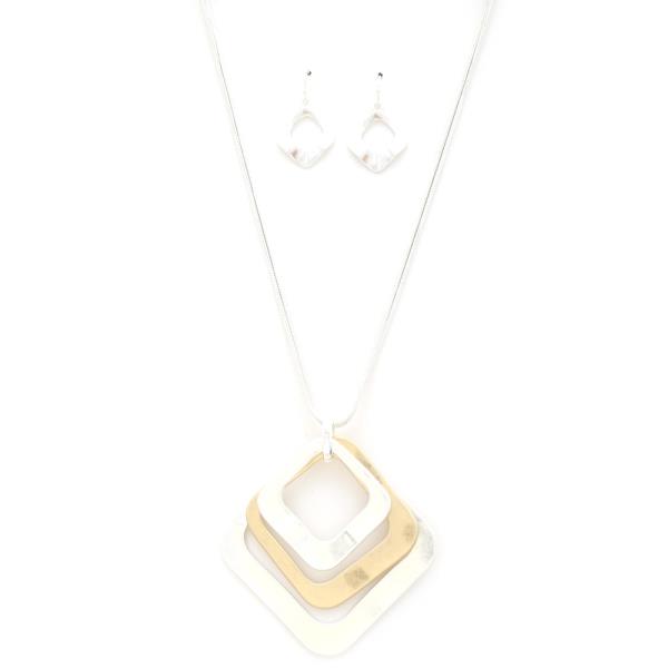 TWO TONE GEO PENDANT NECKLACE