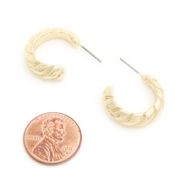 LINED OPEN CIRCLE EARRING