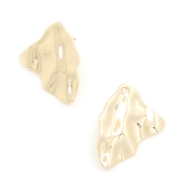 HAMMERED METAL TRIANGLE EARRING