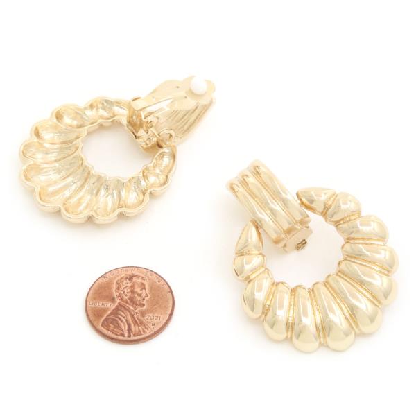 METAL ROUND CLIP EARRING