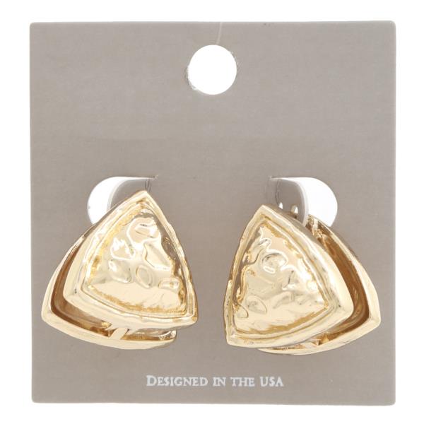 HAMMERED TRIANGLE METAL EARRING