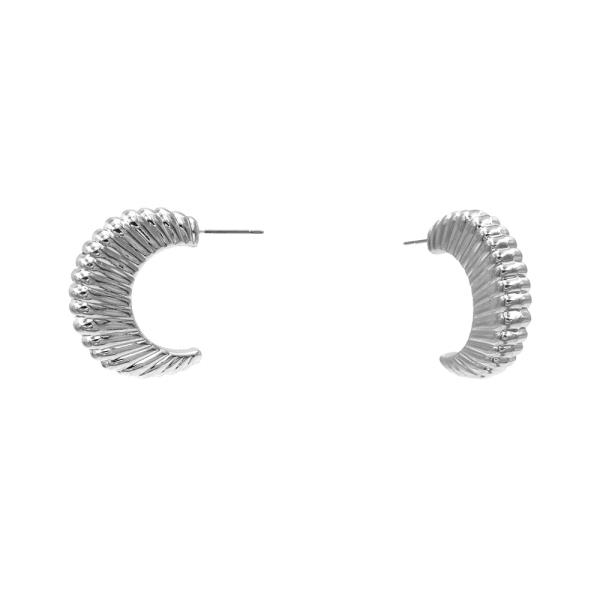 LINED OPEN CIRCLE EARRING