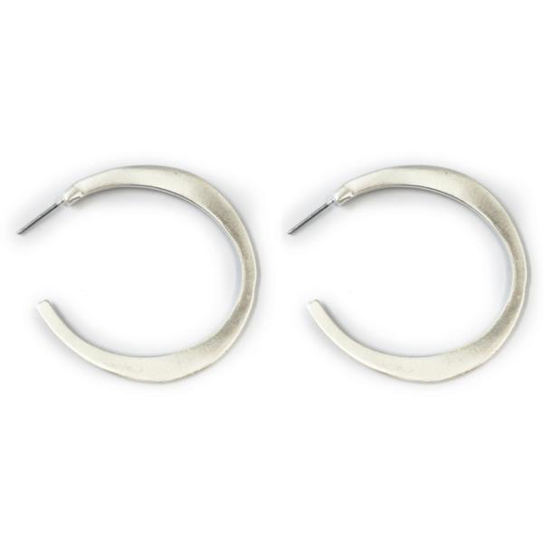 METAL C HOOP EARRING