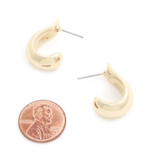 SODAJO CURVE METAL GOLD DIPPED EARRING