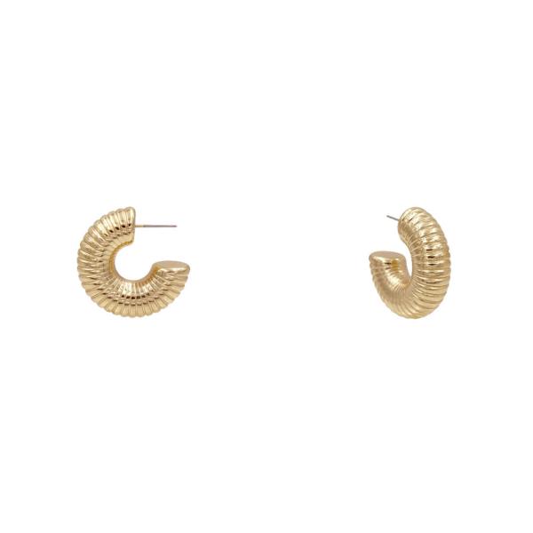 TEXTURED LINED OPEN HOOP EARRING