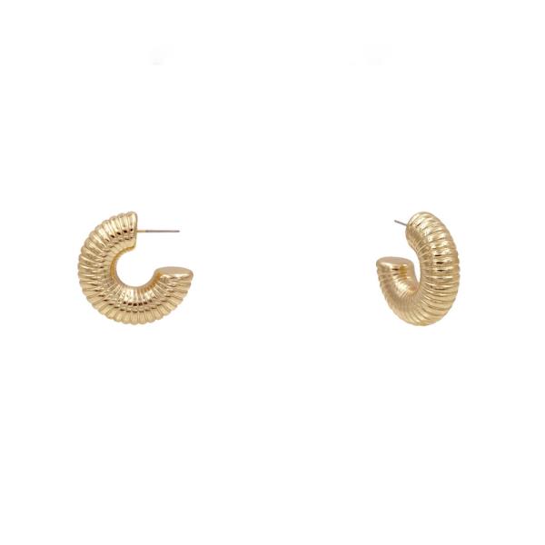 TEXTURED LINED OPEN HOOP EARRING