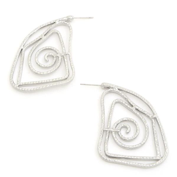 METAL SWIRL EARRING