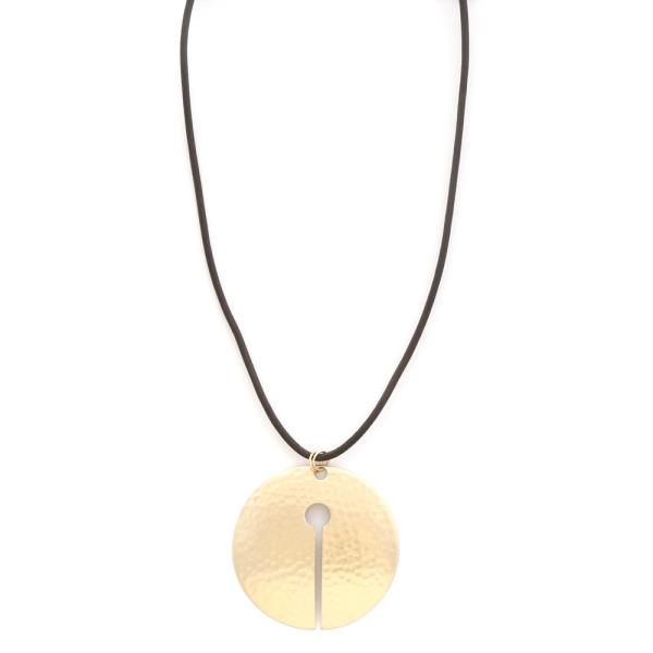 HAMMERED METAL ROUND PENDANT CORD NECKLACE