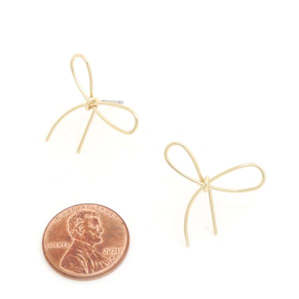 THIN WIRE BOW METAL EARRING