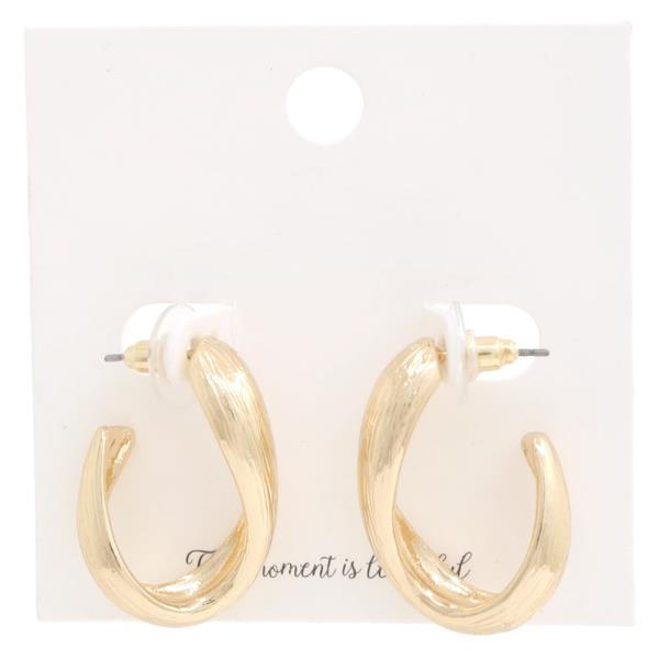 TWISTED LINED OVAL METAL EARRING