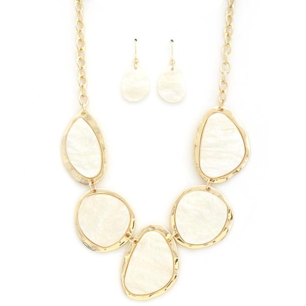 NATURAL STONE STATEMENT NECKLACE