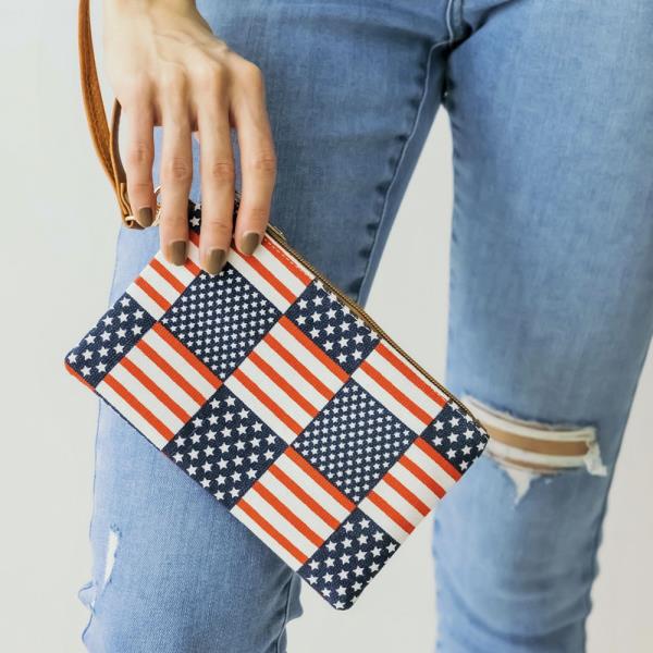 STARS AND STRIPES AMERICAN FLAG PRINT WRISTLET POUCH BAG