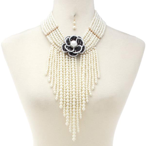 CHUNKY PEARL BEAD FLOWER NECKLACE