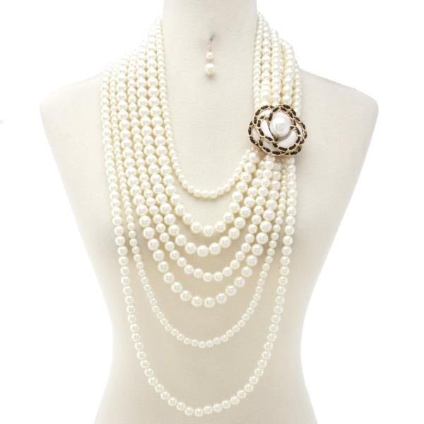 CHUNKY PEARL BEAD LAYERED FLOWER NECKLACE