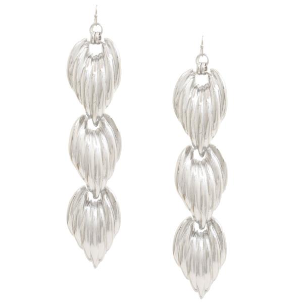 METAL LINED DANGLE EARRING