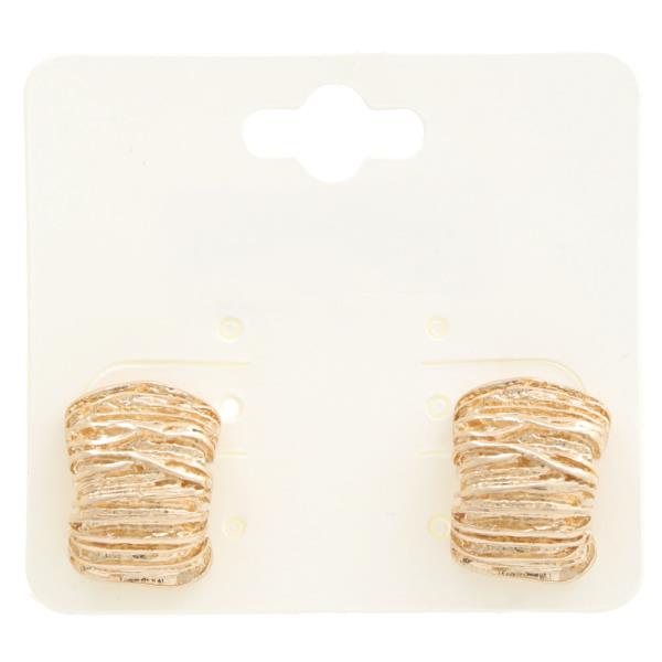 LINED METAL CURVED BAR EARRING