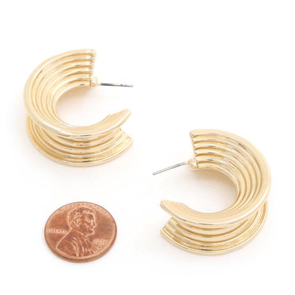 LINED OPEN CIRCLE METAL EARRING