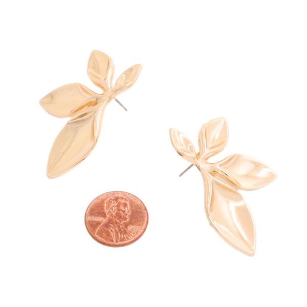 METAL FLOWER POST EARRING