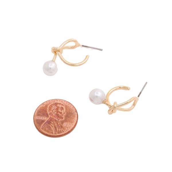 SODAJO GOLD DIPPED PEARL BRASS METAL KNOT EARRING