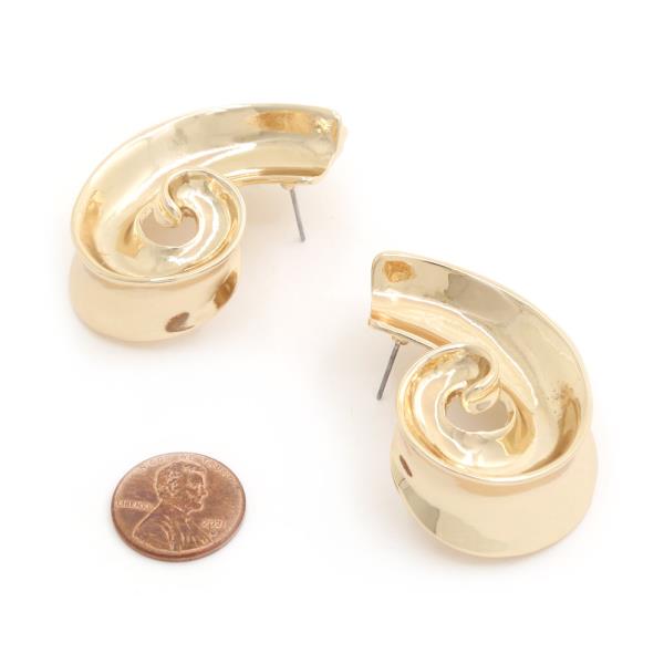 SWIRL METAL EARRING