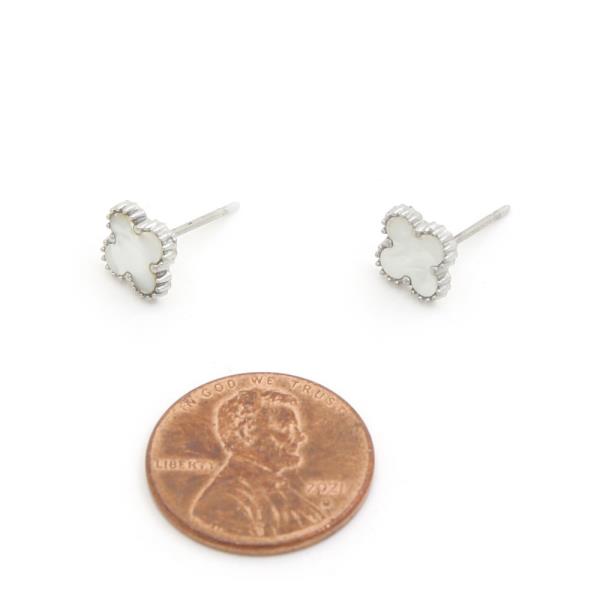 DAINTY CLOVER STUD EARRING