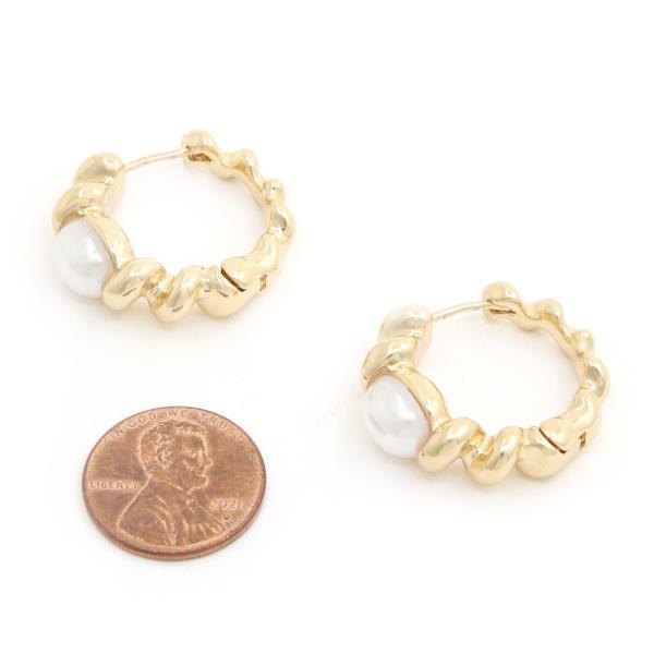 PEARL BEAD TWISTED METAL HOOP EARRING