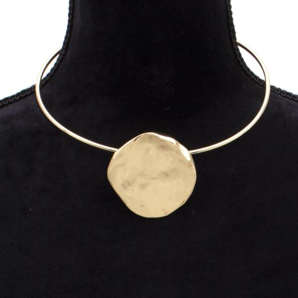 HAMMERED METAL ROUND PENDANT NECKLACE